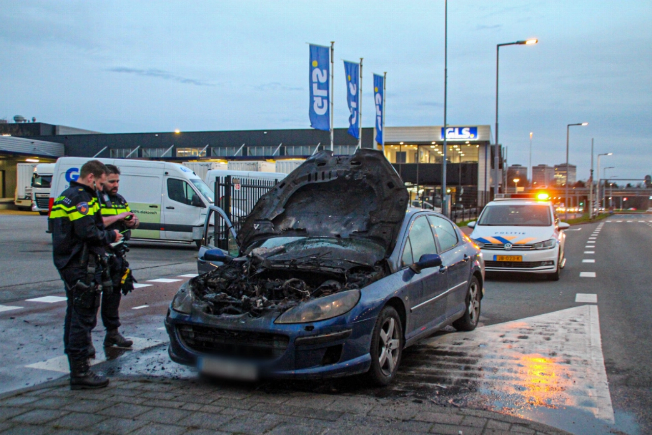 Auto vliegt in brand tijdens rijden